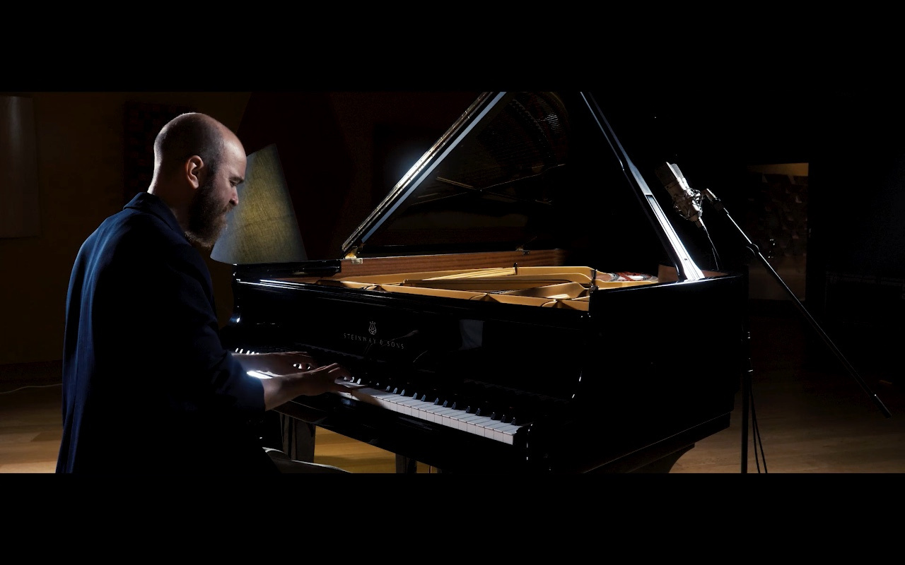 Augustin d'Assignies au piano Steinway