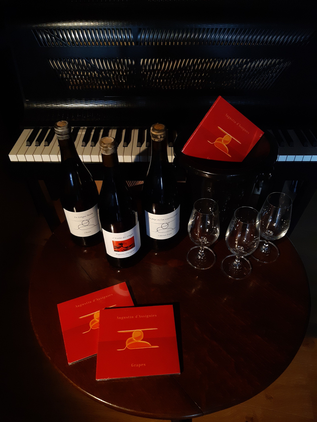 Le piano Keybird, trois bouteilles de vins de l'artiste et l'album Grapes