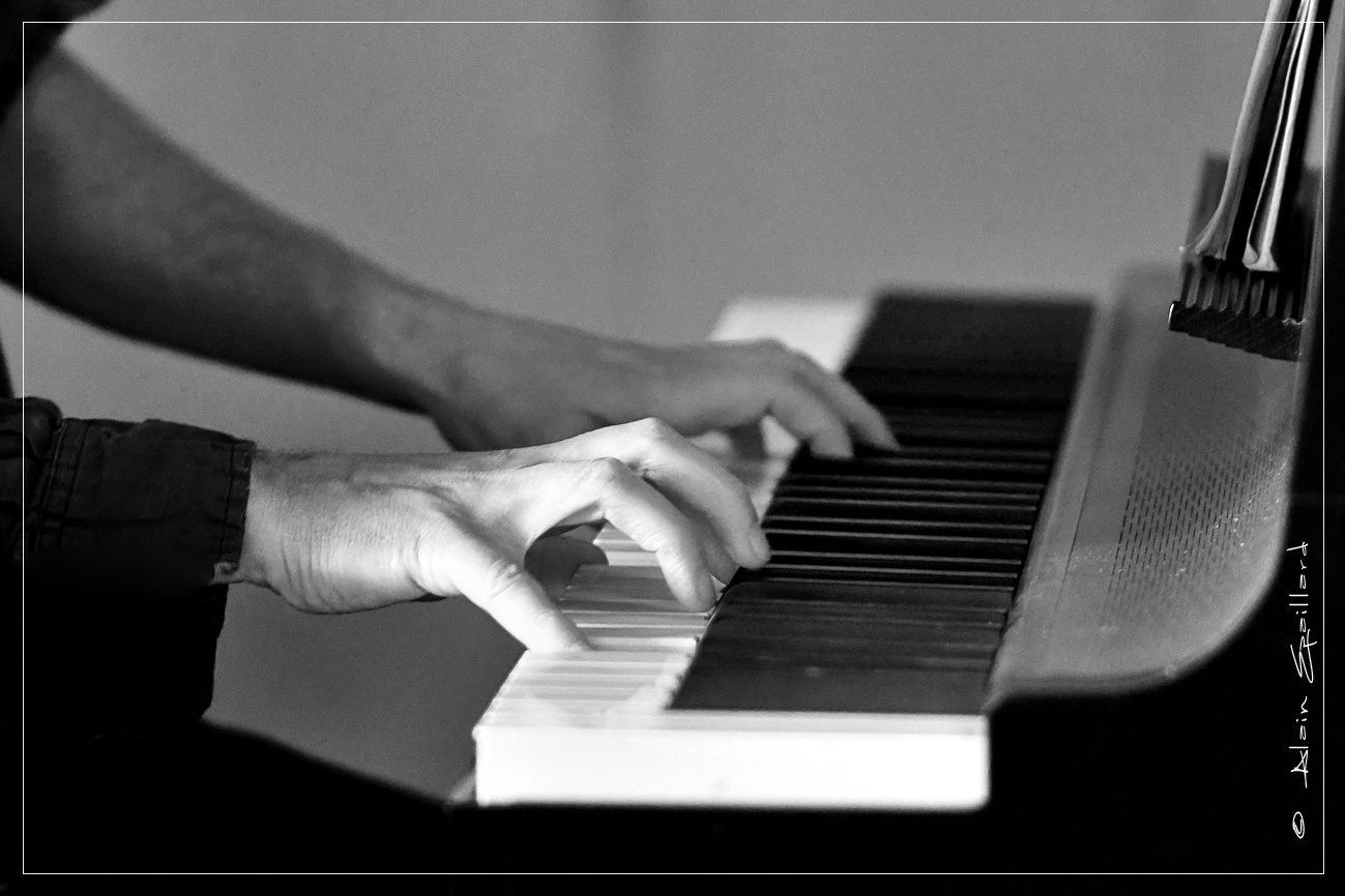 Mains au piano, noir et blanc